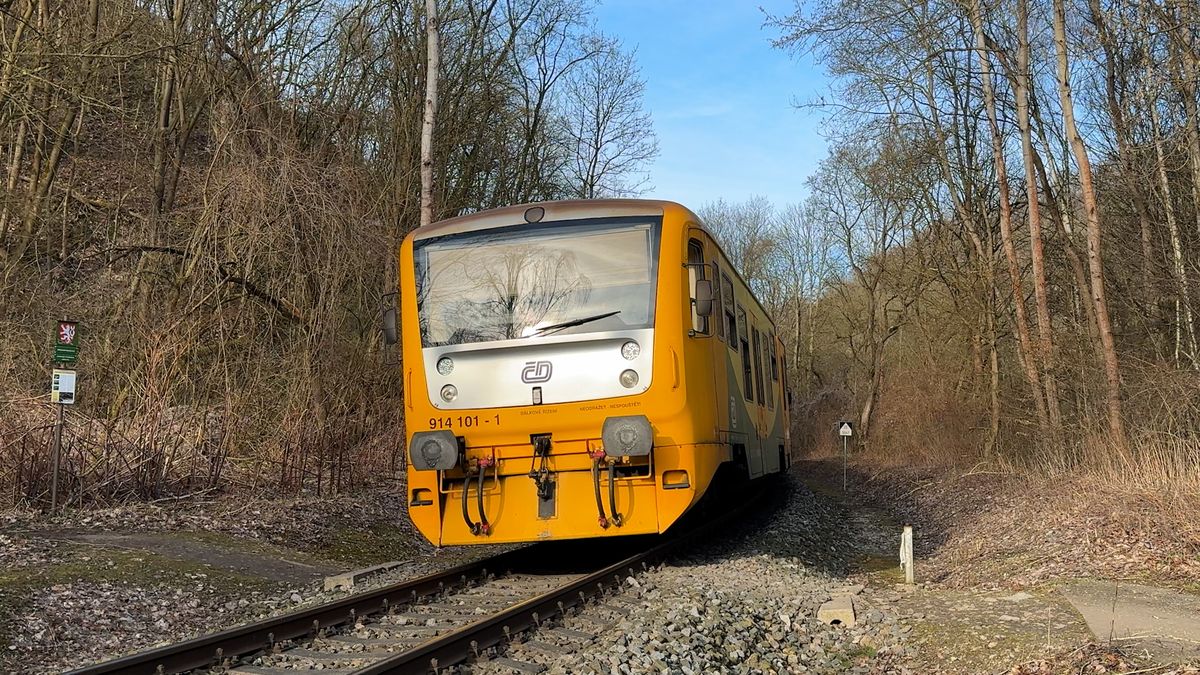 Vlak projel v Praze „na červenou“, trať na Beroun stála